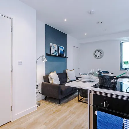 Duplex In Salford, 2br&2ba, Full Kitchen