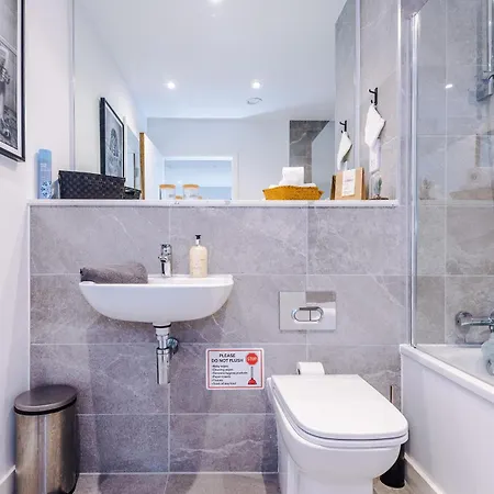 Duplex In Salford, 2br&2ba, Full Kitchen Manchester