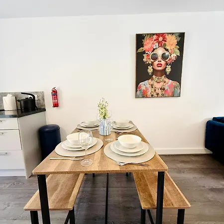 Spacious 4 Bed Near Metrolink Whitefield Prázdninový dům Manchester