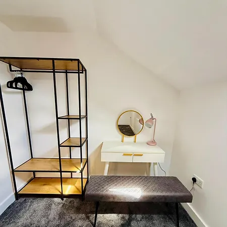 Spacious 4 Bed Near Metrolink Whitefield Prázdninový dům Manchester