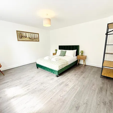 Spacious 4 Bed Near Metrolink Whitefield Prázdninový dům