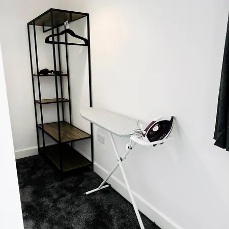 Spacious 4 Bed Near Metrolink Whitefield Prázdninový dům *