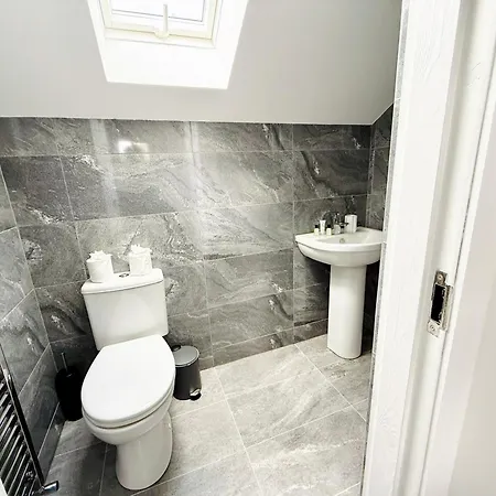 Spacious 4 Bed Near Metrolink Whitefield Prázdninový dům