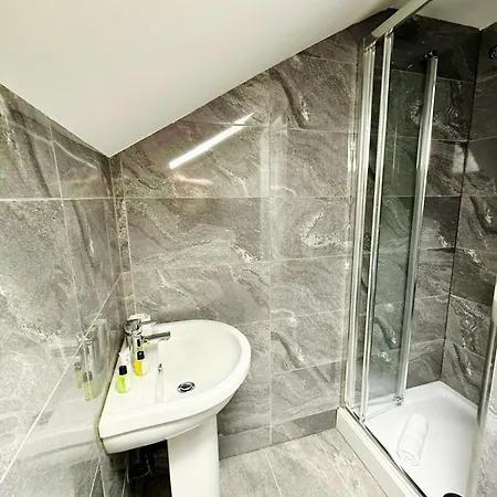 Spacious 4 Bed Near Metrolink Whitefield Prázdninový dům *