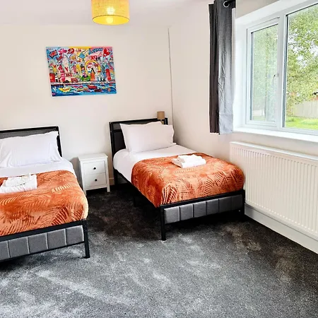 Spacious 4 Bed Near Metrolink Whitefield Prázdninový dům Manchester