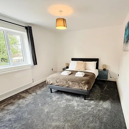 Spacious 4 Bed Near Metrolink Whitefield Prázdninový dům *