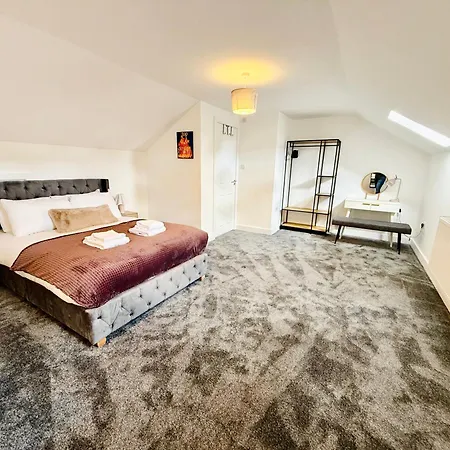 Spacious 4 Bed Near Metrolink Whitefield Prázdninový dům Manchester