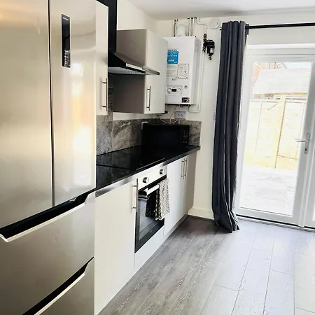 Spacious 4 Bed Near Metrolink Whitefield Prázdninový dům