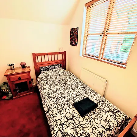 Detached House With Gated Parking In Whalley Range, Near Centre Villa *