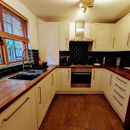 Villa Detached House With Gated Parking In Whalley Range, Near Centre