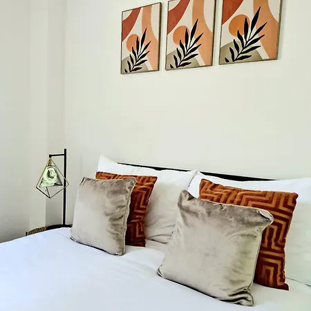 Apartament Elite Service 5min To Tram, Direct To Manchester, 5 Min Drive To High Street & M60 J17