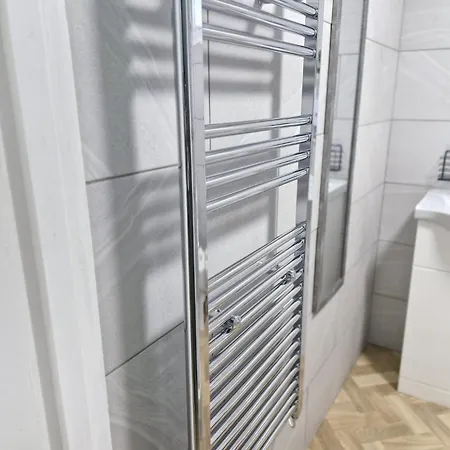 Apartament Elite Service 5min To Tram, Direct To Manchester, 5 Min Drive To High Street & M60 J17