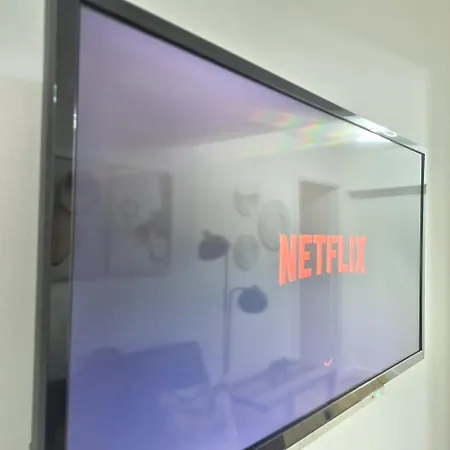 Apartament Elite Service 5min To Tram, Direct To Manchester, 5 Min Drive To High Street & M60 J17 *