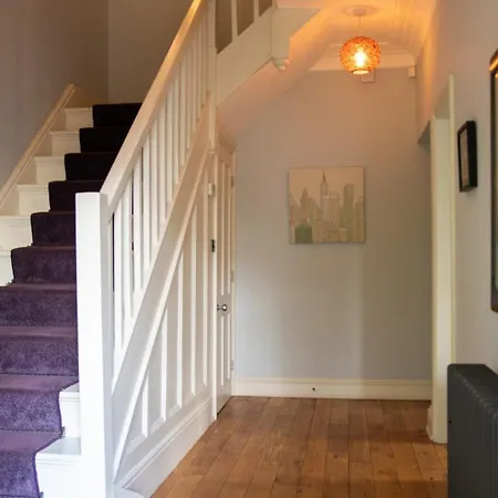 Whalley Range Gem: Elegant 3-bed Edwardian Манчестер