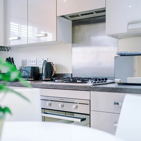 Spacious 3-bed With Free Parking And Near Centre 別荘