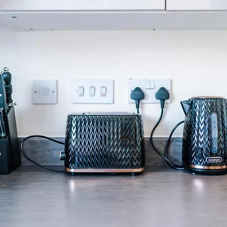 Spacious 3-bed With Free Parking And Near Centre マンチェスター