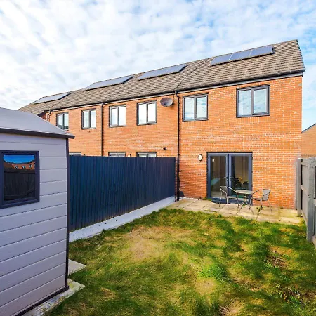 Spacious 3-bed With Free Parking And Near Centre 別荘 *