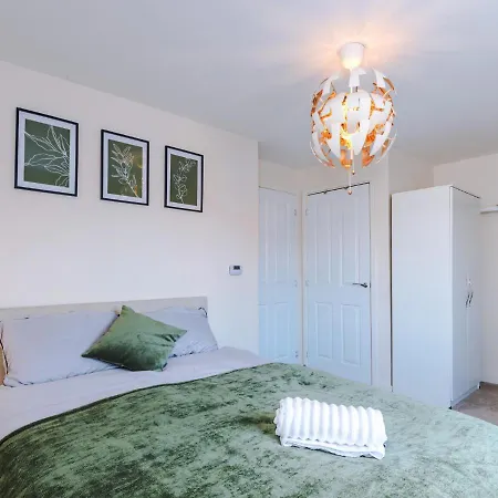 Spacious 3-bed With Free Parking And Near Centre 別荘 *