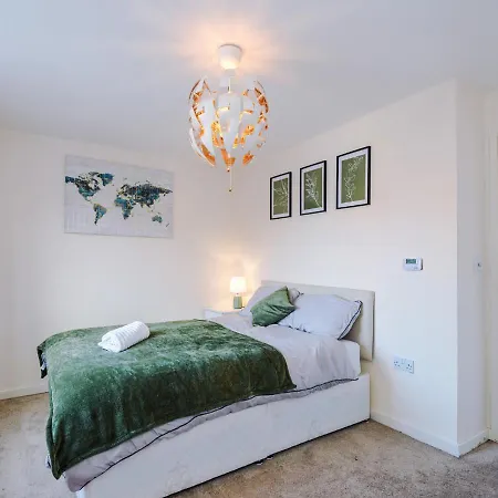 別荘 Spacious 3-bed With Free Parking And Near Centre マンチェスター