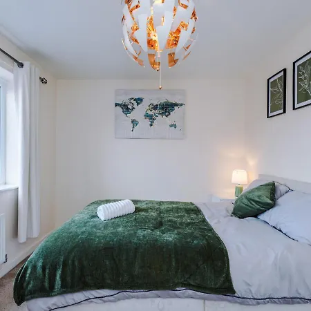 Spacious 3-bed With Free Parking And Near Centre