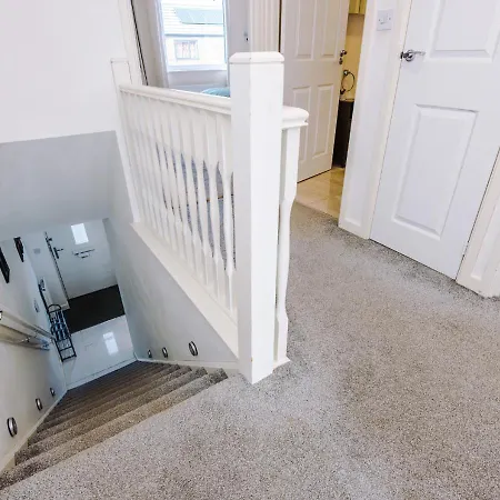 Spacious 3-bed With Free Parking And Near Centre 別荘