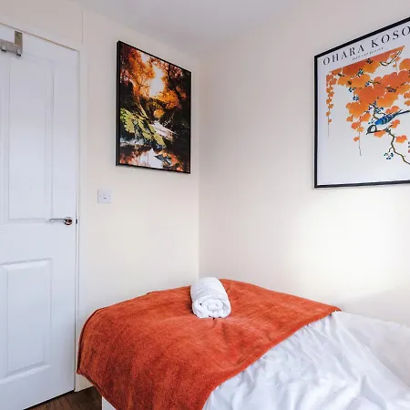 Spacious 3-bed With Free Parking And Near Centre マンチェスター