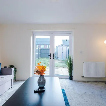 Spacious 3-bed With Free Parking And Near Centre 別荘