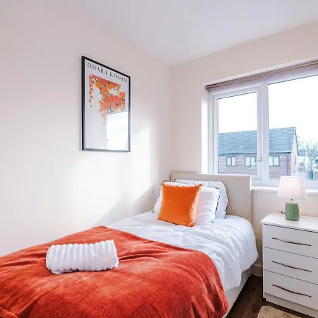 Spacious 3-bed With Free Parking And Near Centre 別荘