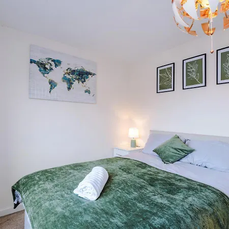 別荘 Spacious 3-bed With Free Parking And Near Centre