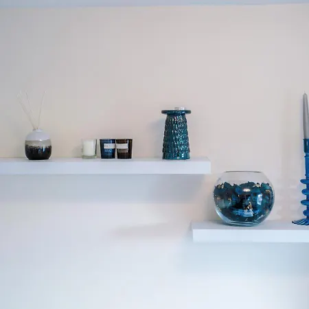 別荘 Spacious 3-bed With Free Parking And Near Centre *