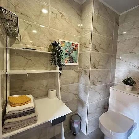 Flat With Free Secure Parking Lejlighed