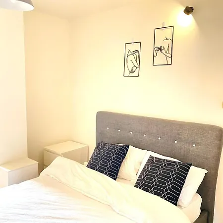 High-rise 2bed With Balcony And Water View Apartment Manchester