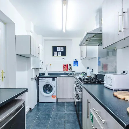 Spacious Stretford 3-bed, Driveway Parking, Pool Table, Sleeps 6 * Manchester