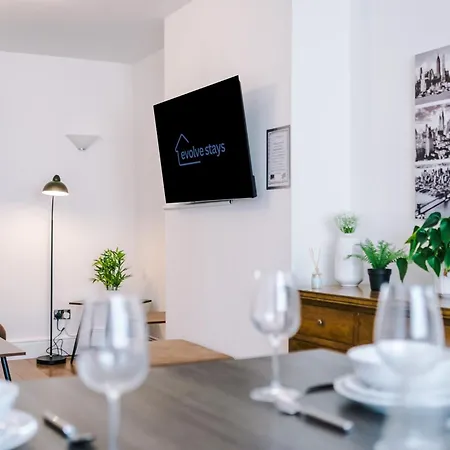 Spacious 3bed In Stretford, Sleeps 6, Parking