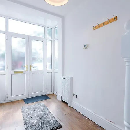 Hébergement de vacances Spacious 3bed In Stretford, Sleeps 6, Parking *