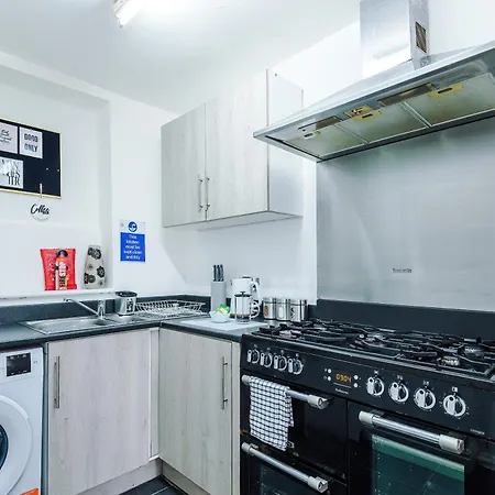 Spacious 3bed In Stretford, Sleeps 6, Parking *