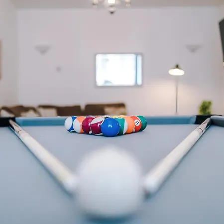 Spacious 3bed In Stretford, Sleeps 6, Parking Manchester