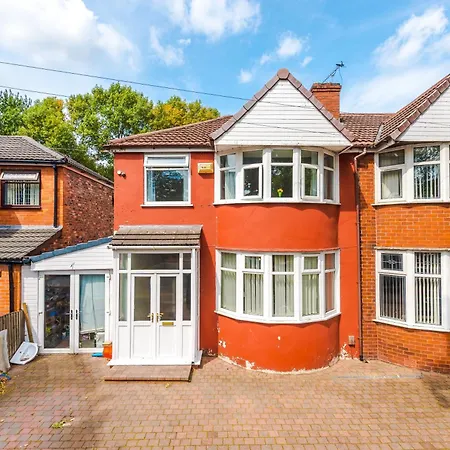 Prázdninový dům Spacious Stretford 3-bed, Driveway Parking, Pool Table, Sleeps 6 *