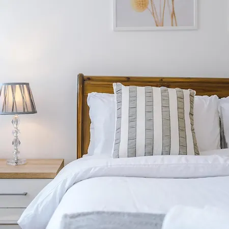 Spacious 3bed In Stretford, Sleeps 6, Parking