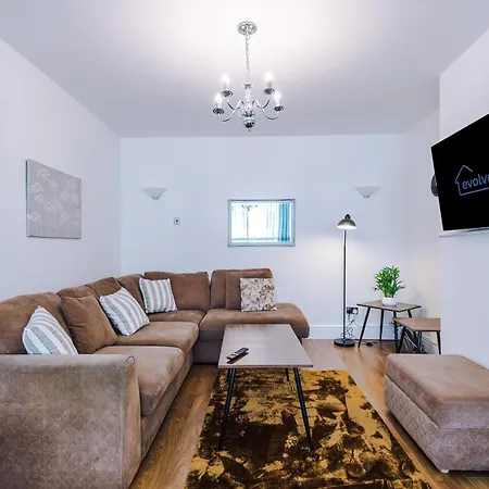 Spacious 3bed In Stretford, Sleeps 6, Parking