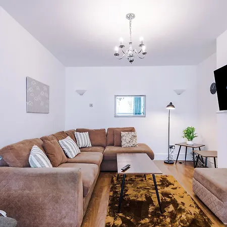 Spacious 3bed In Stretford, Sleeps 6, Parking Hébergement de vacances