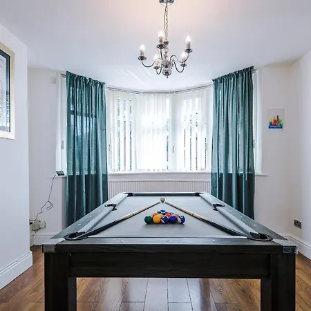 Spacious 3bed In Stretford, Sleeps 6, Parking Manchester