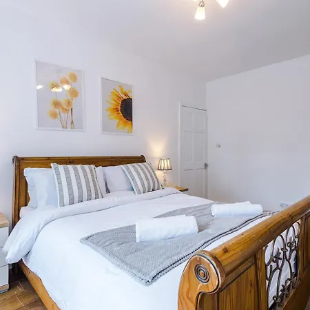 Spacious 3bed In Stretford, Sleeps 6, Parking Vakantiehuis Manchester