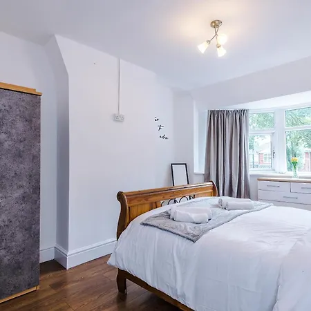 Spacious 3bed In Stretford, Sleeps 6, Parking Vakantiehuis Manchester