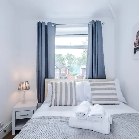 Spacious 3bed In Stretford, Sleeps 6, Parking *