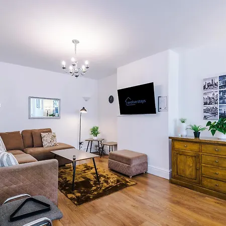 Spacious 3bed In Stretford, Sleeps 6, Parking * Manchester