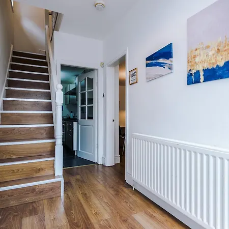 Spacious 3bed In Stretford, Sleeps 6, Parking Manchester