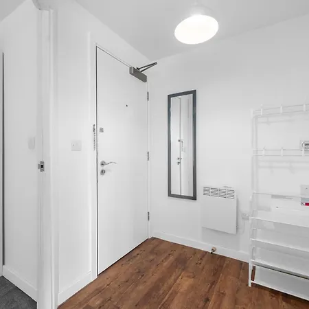 New Listing - Wilmslow Road Haven Sleeps 4 - Perfect For Short & Long Apartment