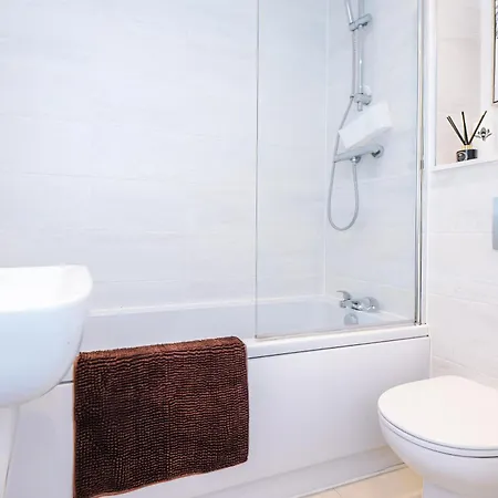 Spacious In Mcr - Free Parking, Ps5 & Superfast Wifi Manchester