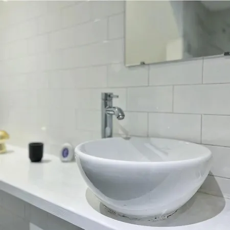 Morden 2br With Views Apartment